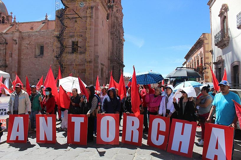 MARCHAN ANTORCHISTAS EN CENTRO HISTÓRICO; EXIGEN ATENCIÓN A SUS DEMANDAS 