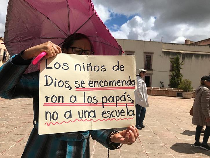 MARCHAN CONTRA LOS NUEVOS LIBROS DE TEXTO GRATUITOS