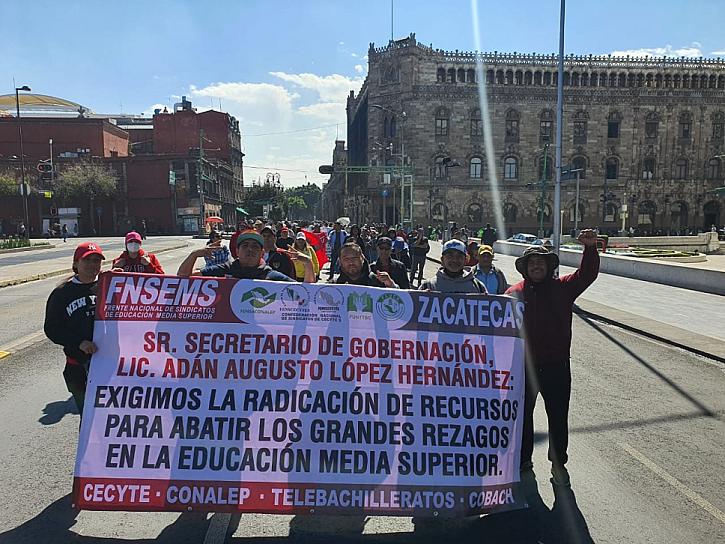 MARCHAN DOCENTES EN MÉXICO; EXIGEN AL GOBIERNO SOLUCIÓN A SUS DEMANDAS