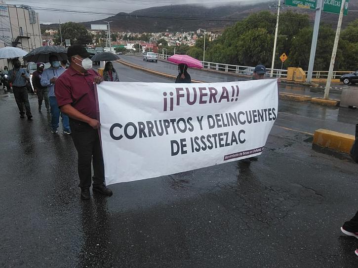 MARCHAN JUBILADOS Y PENSIONADOS DEL ISSSTEZAC; EXIGEN CASTIGO A QUIENES SAQUEARON AL INSSTITUTO