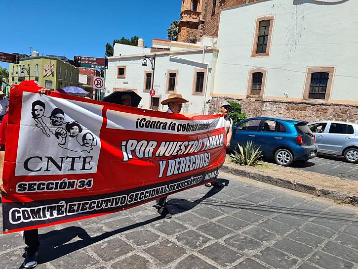 MARCHAN MAESTROS PARA EXIGIR MEJORES CONDICIONES LABORALES