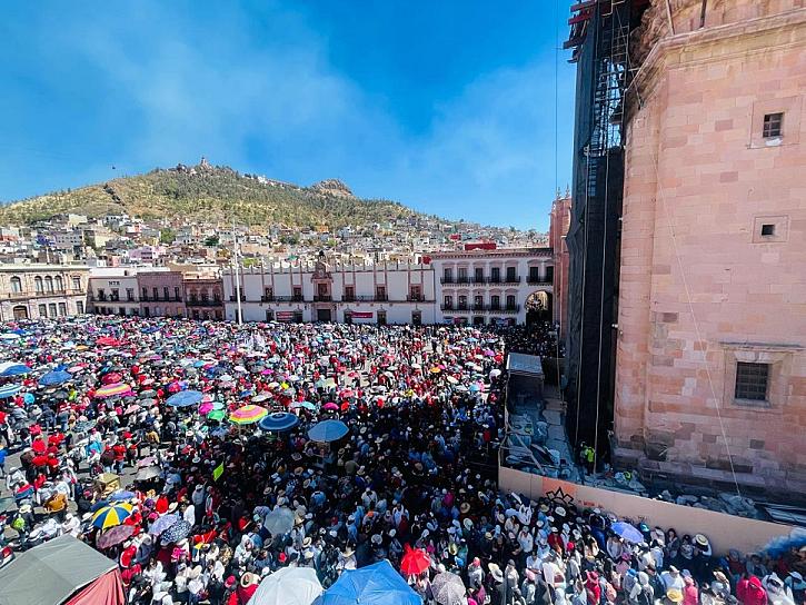 Marchan magisterio y sindicatos en defensa de sus derechos