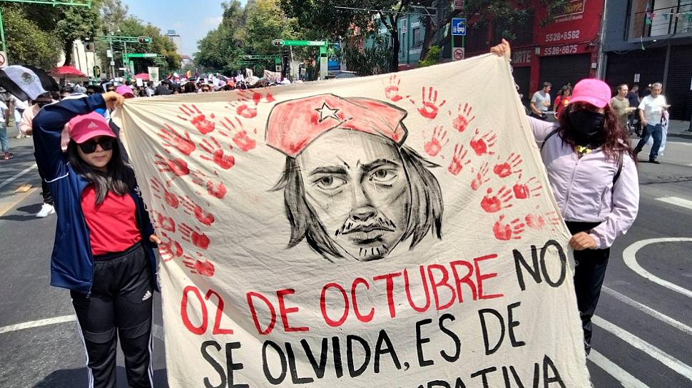 MARCHAN MEXICANOS AL GRITO “2 DE OCTUBRE NO SE OLVIDA”