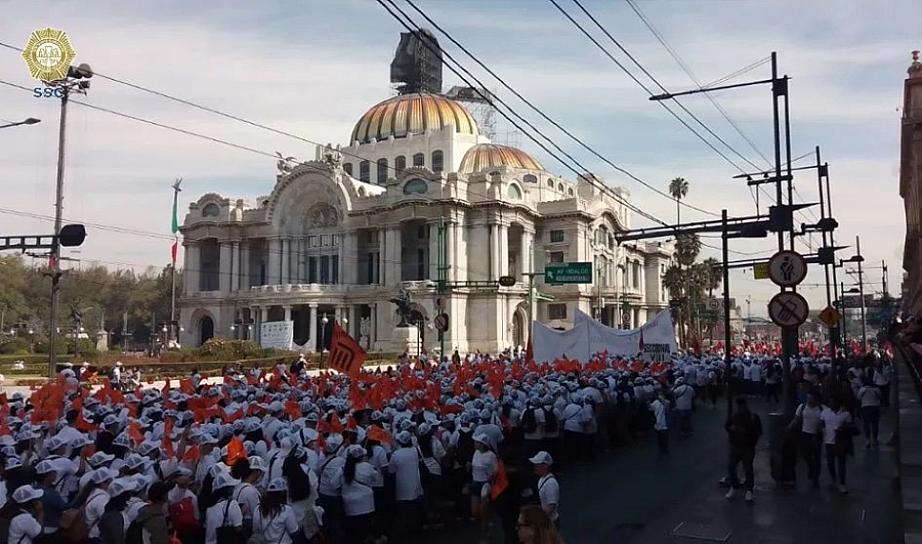 MARCHAN MILES DE TRABAJADORES AL ZÓCALO POR DÍA DEL TRABAJO