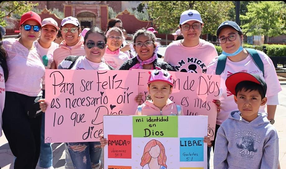 Marchan mujeres de la iglesia Nueva Vida en Guadalupe 
