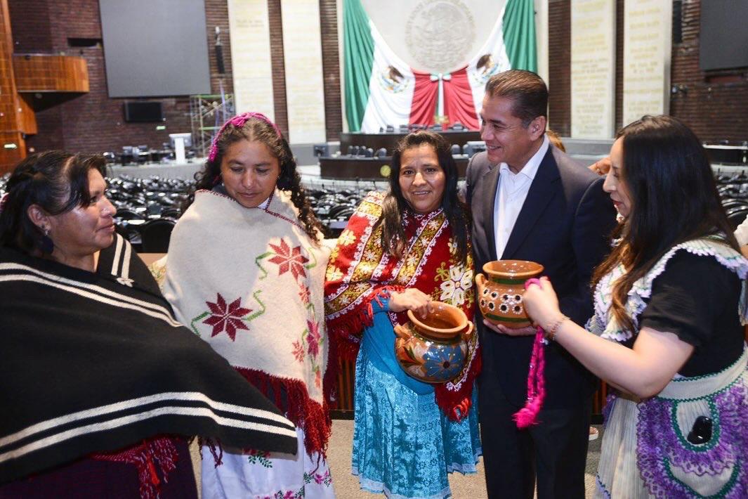 -Échese un atolito, mi Carlos, para que resbale la reforma