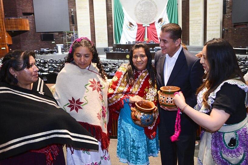 -Échese un atolito, mi Carlos, para que resbale la reforma