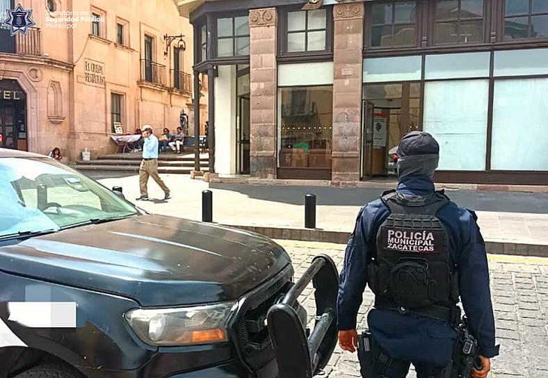 MATIENEN POLICÍAS CAPITALINOS VIGILANCIA AFUERA DE BANCOS