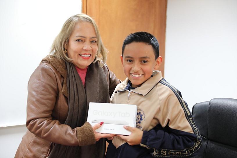 MAXIMILIANO SUEÑA CON SER INGENIERO EN SISTEMAS; ÉL ES UNO DE LOS BENEFICIARIOS DE ENTREGA DE UNA TABLETA DIGITAL