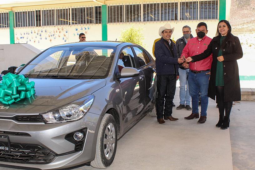 ENTREGAN VEHÍCULO AL PLANTEL CONALEP MAZAPIL