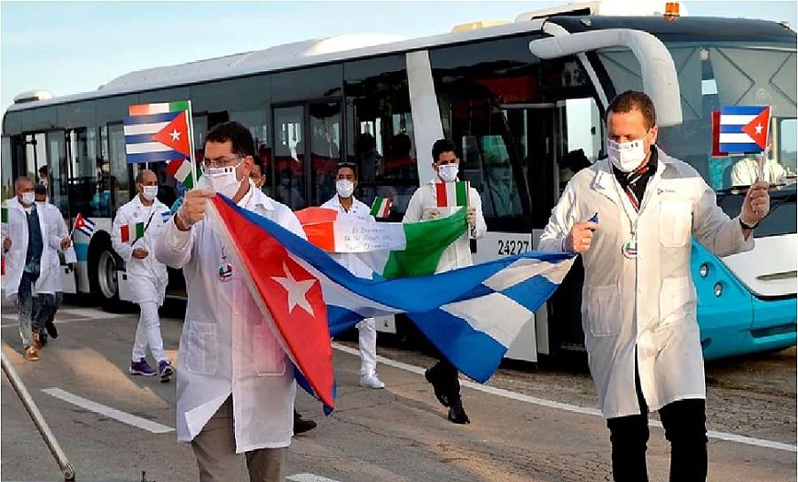 MÉDICOS MEXICANOS PROTESTAN ANTE LA CONTRATACIÓN DE MÉDICOS CUBANOS 