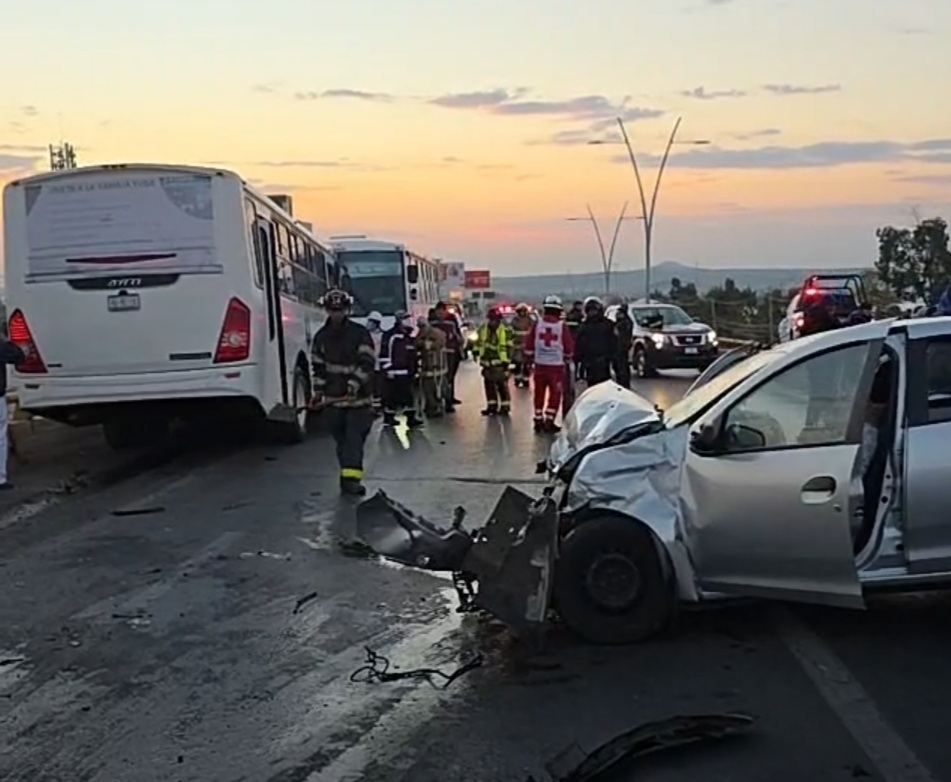 DEJA CHOQUE MÚLTIPLE EN EL PUENTE DE SAUCEDA DECENAS DE HERIDOS Y MOVILIZA A CUERPOS DE EMERGENCIA