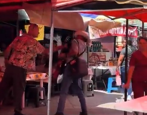 CONFRONTA TURISTA ESTADOUNIDENSE A MÚSICO CALLEJERO EN TEPIC