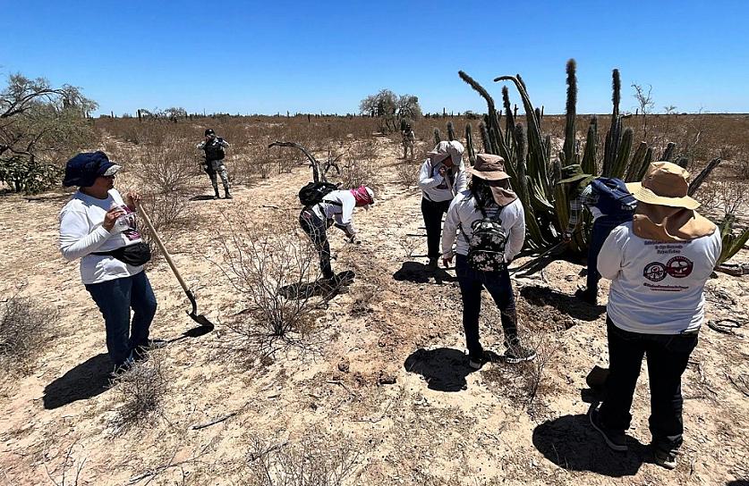 MEXICANAS PASAN EL DÍA DE LA MADRE BUSCANDO A SUS HIJOS