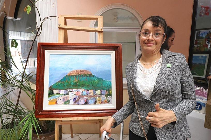 EXPONE VIKY HERNÁNDEZ SU ‘LIBRO MÁGICO’ EN CALERA