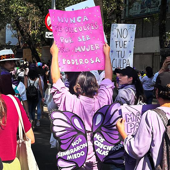 MILES DE MUJERES SALEN A LAS CALLES Y MARCHAN CON MOTIVO DEL 8M EN CDMX