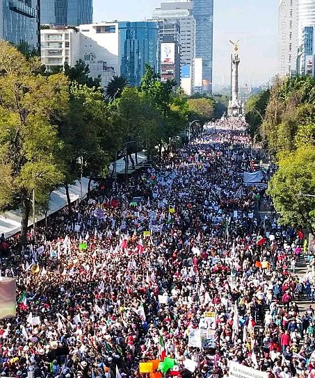 MILES DE PERSONAS MARCHAN EN APOYO A AMLO; LA 4T MUESTRA MÚSCULO RUMBO A 2024 