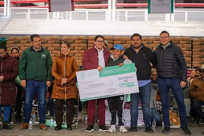 ENTREGAN TINACOS Y CALENTADORES SOLARES A FAMILIAS DE LA CAPITAL