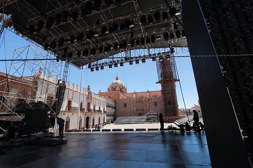 MONTA ISMAR PRODUCCIONES EL ESCENARIO DEL FCZ EN PLAZA DE ARMAS