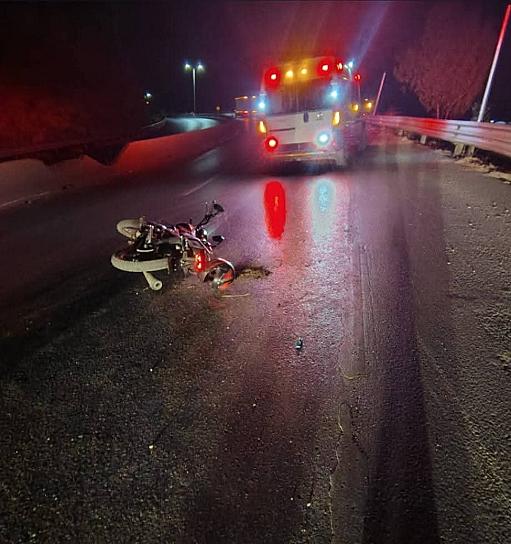 Motociclista abandona su moto tras accidentarse en Tránsito Pesado 