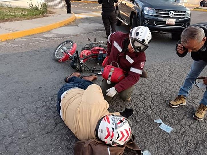 MOTOCICLISTA, IMPACTADO POR UNA CAMIONETA; RESULTA ILESO 