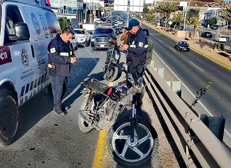 Motociclista se encandila y choca contra una camioneta 
