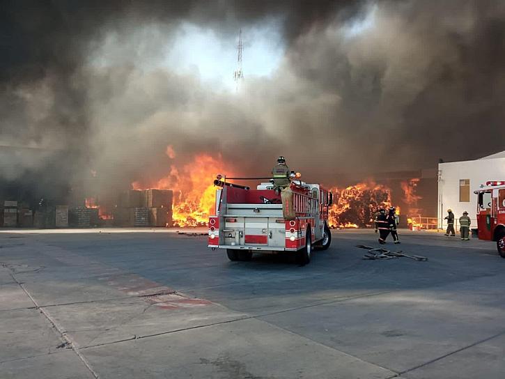Moviliza a bomberos de varios municipios fuerte incendio en la Corona