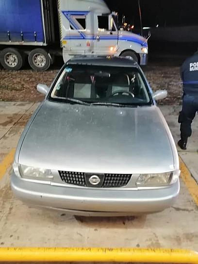 DETIENEN A DOS SUJETOS QUE VIAJABAN EN UN VEHÍCULO ROBADO