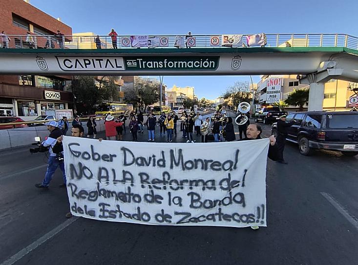 Músicos de la Banda Sinfónica del Estado de Zacatecas bloquean el bulevar 