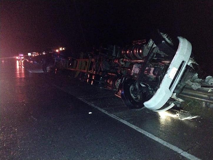 MUERE CONDUCTOR DE QUINTA RUEDA TRAS VOLCAR