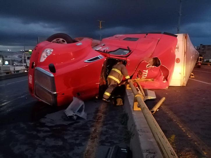MUERE CONDUCTOR DE TRÁILER TRAS VOLCADURA