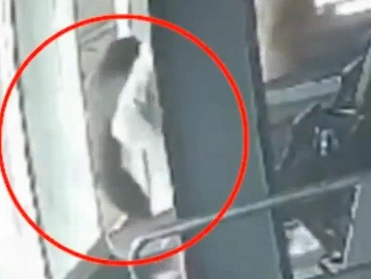 MUERE MUJER TRAS CAER DE UN TERCER PISO