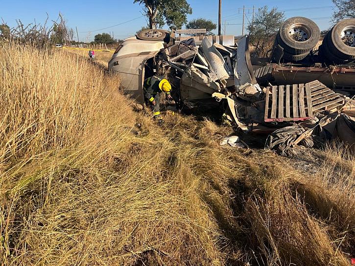 Muere trailero al volcar en Ojocaliente 