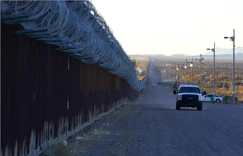  MUERE UNA MEXICANA AL INTENTAR SALTAR EL MURO FRONTERIZO  