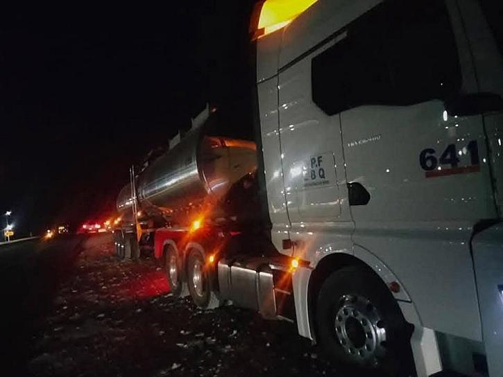 Muere una mujer atropellada por un tráiler; conductor huyó