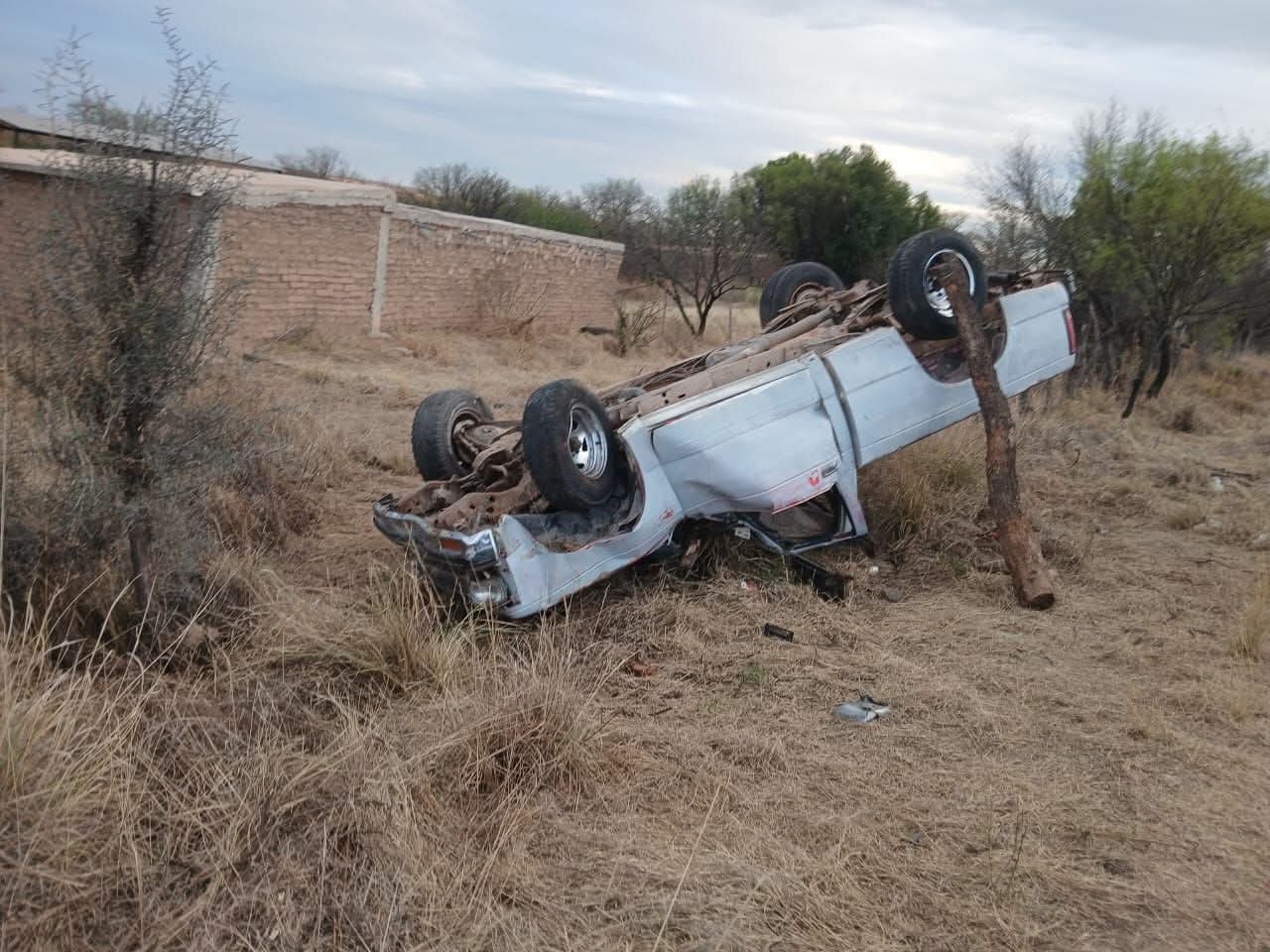 LIBERAN A PERSONA ATRAPADA TRAS FUERTE VOLCADURA EN CARRETERA A FRANCISCO R. MURGUÍA