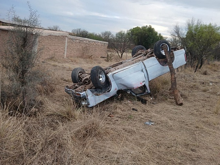 LIBERAN A PERSONA ATRAPADA TRAS FUERTE VOLCADURA EN CARRETERA A FRANCISCO R. MURGUÍA