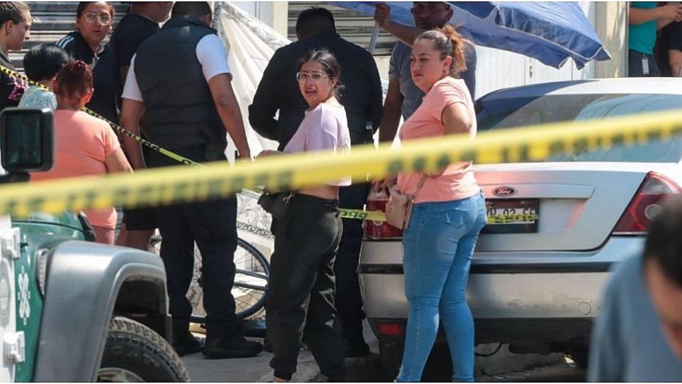 MUJER CON UN NIÑO DE 8 MESES EN BRAZOS CAE DESDE UN TERCER PISO