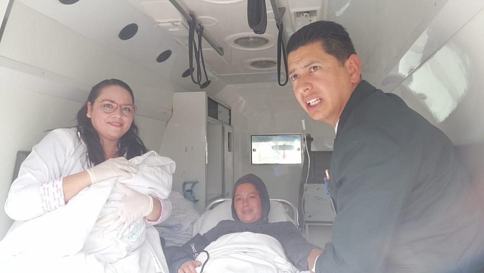 Mujer da a luz fuera de clínica del IMSS en Guadalupe; madre e hija están estables