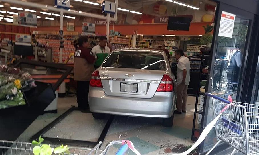 MUJER INGRESA CON TODO Y AUTO A SUPERMERCADO; HAY 11 HERIDOS