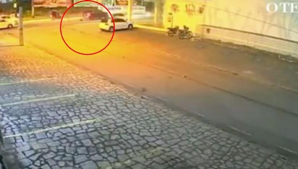 MUJER MUERE APLASTADA TRAS CAER DE UN AUTO EN MOVIMIENTO