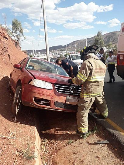 MUJER SALE ILESA TRAS SALIRSE DEL CAMINO EN LA CAPITAL 