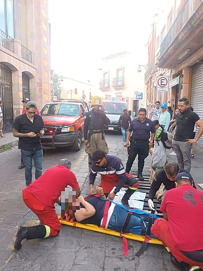 MUJER SE QUEDA ATORADA EN UNA ALCANTARILLA DE ZACATECAS