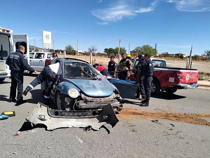 MUJER VUELCA SU AUTO Y TERMINA PRENSADA