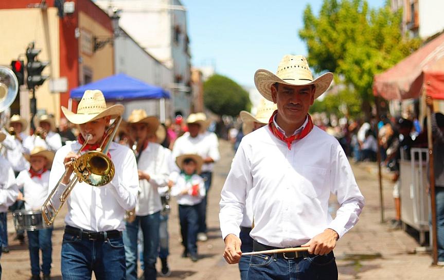REALIZAN TRADICIONAL  DESFILE DE FERIA EN JEREZ