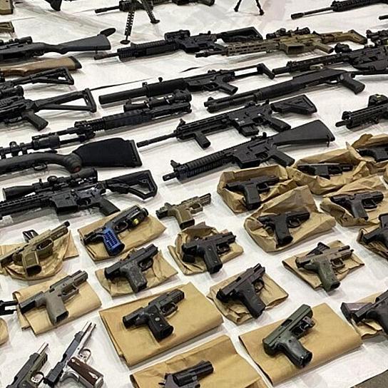 MÉXICO Y EU DECOMISAN APENAS 0.7% DE ARMAS QUE PASAN POR LA FRONTERA 