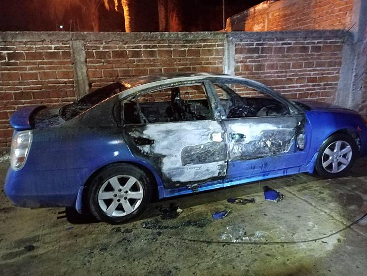 ATIENDEN BOMBEROS DE APOZOL INCENDIO DE UN AUTOMÓVIL