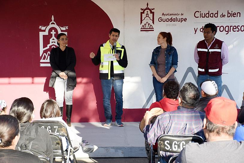 ENTREGA ALCALDE DE GUADALUPE GUARNICIONES Y BANQUETAS DEL ACCESO A SAN JUAN BOSCO