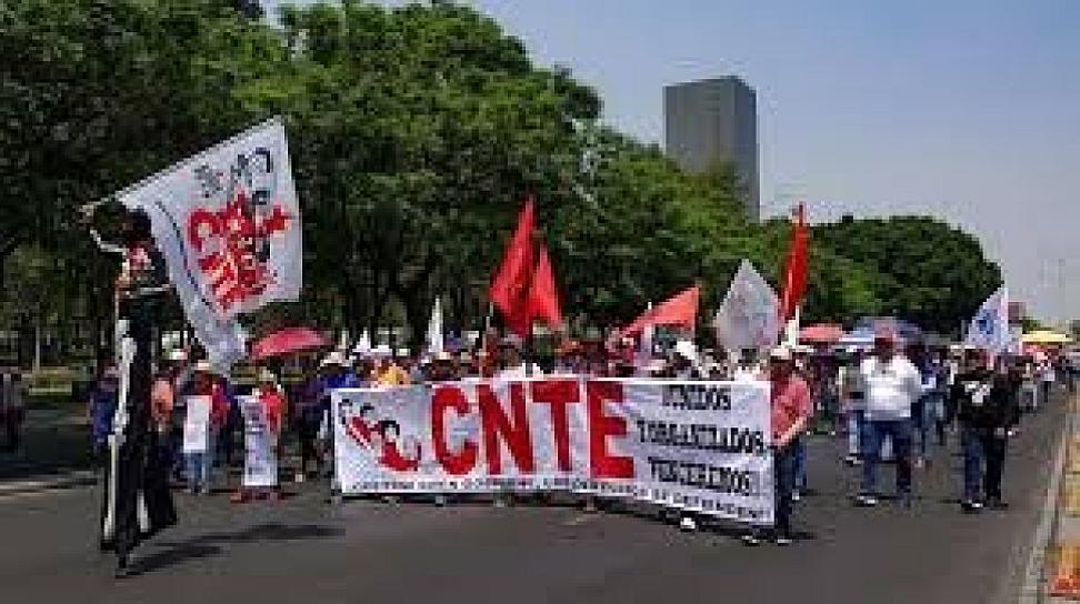 NO SE RETIRA CNTE, PERO DA "CHANZA" A LA MAREA ROSA  