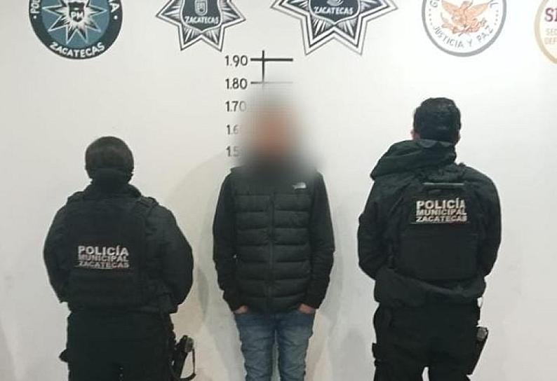 APREHENDEN A UN HOMBRE POR ROBO A COMERCIO